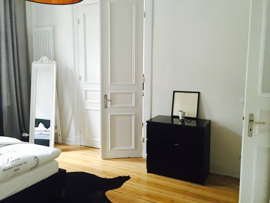 Großes Schlafzimmer mit Doppelbett