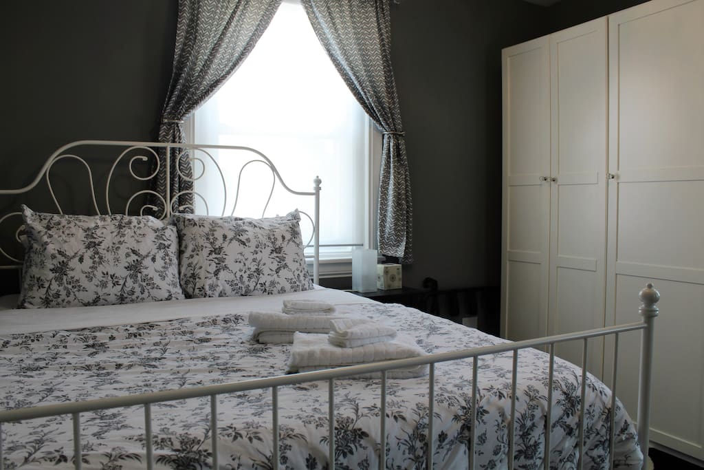 Our warm and inviting Queen bed, with its body hugging mattress is just what you need to relax after a long day.