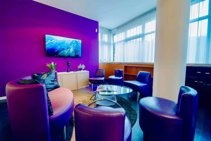 Cozy family suite with billiard sauna hot tube gallery image 5