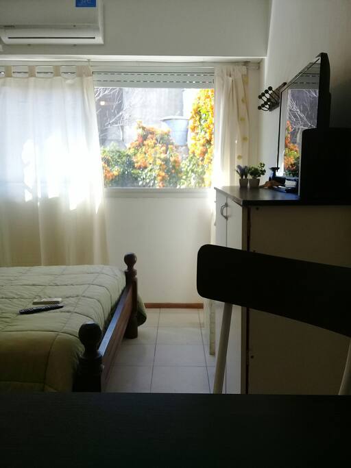 con buena luminosidad natural, ventilacion y aire acondicionado