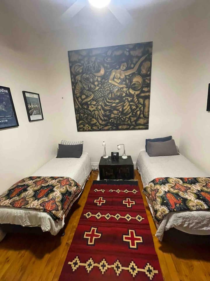 dvojposteľová manželská posteľ alebo veľká manželská posteľ