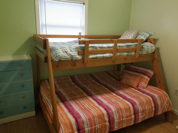 Dormitorio 3: litera individual sobre completa (completa es lo suficientemente grande para dos adultos). 2 nuevos colchones de espuma viscoelástica. Hay tanto espacio para actividades. Esta habitación y todas las habitaciones tienen TV LED inteligente