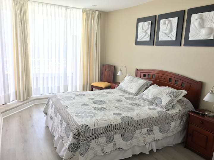 ห้องนอนใหญ่ในห้องสวีทพร้อมตู้เสื้อผ้าแบบเดินได้