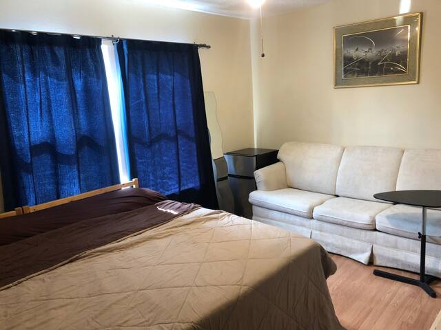 1.Rodeo Suite: Queen w/ fridge,sofa,A/C & smart TV