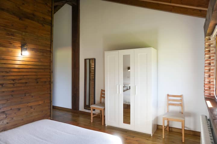 חדר עם חדר רחצה 1.