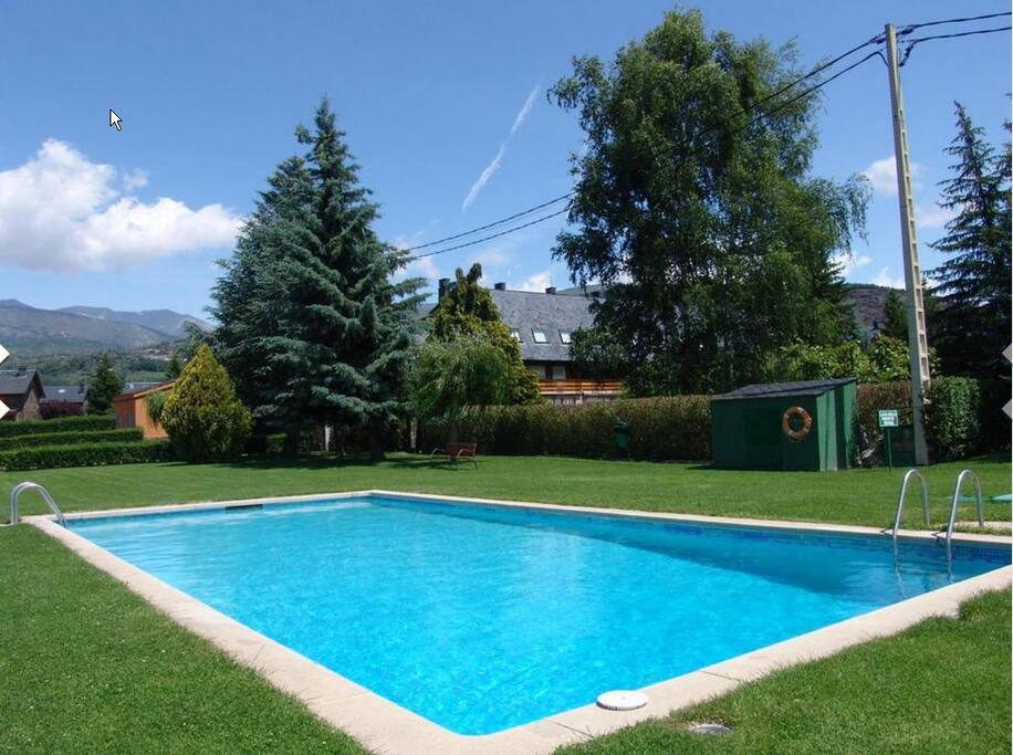 El seto del fondo separa la piscina de la comunidad donde está el apartamento. Hay una puerta con llave para acceso a la piscina y la pista de tenis
