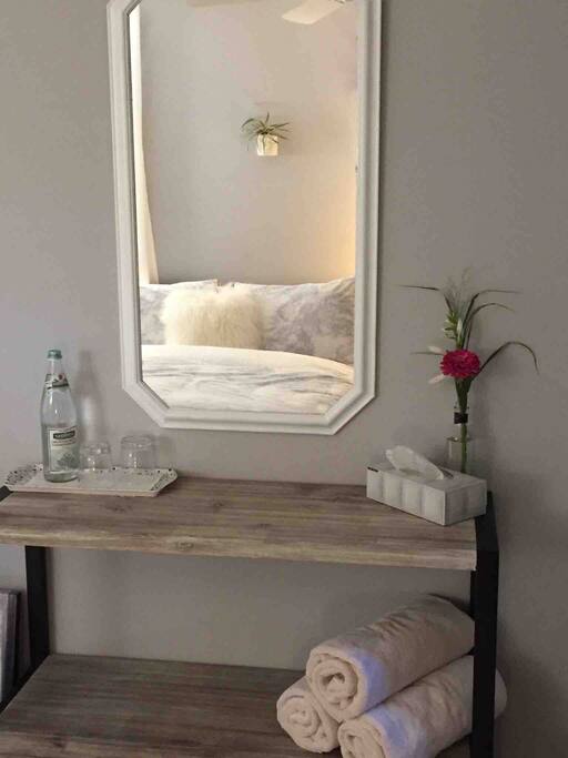 Peaceful room, decorated in soft greys & whites. For a Spa like feeling!