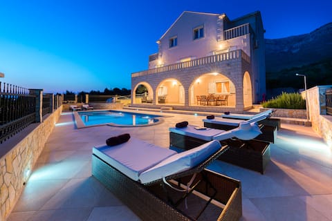 LUXURY VILLA WITH BEAUTIFUL SEA VIEW