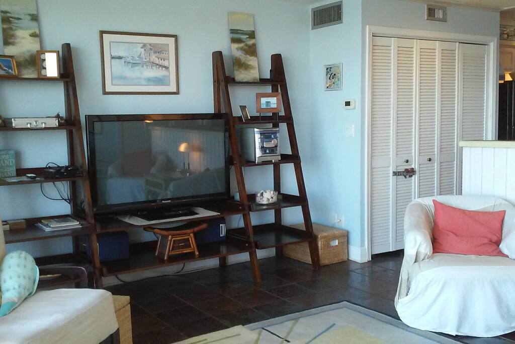 TV, Roku, DVD, CD/Radio