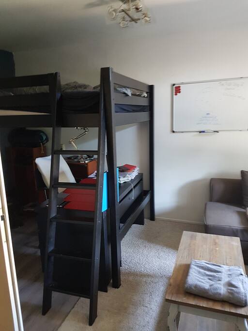 Tweede slaapkamer met hoogslaper en bedbank