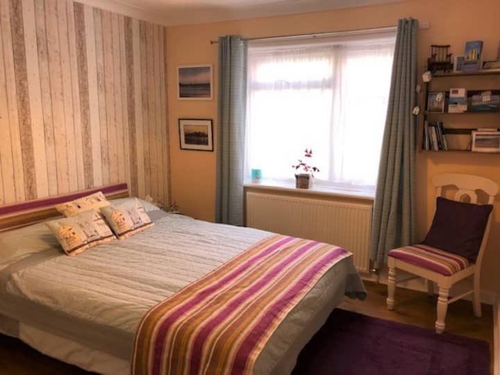 Double & shower Room in friendly house by the sea