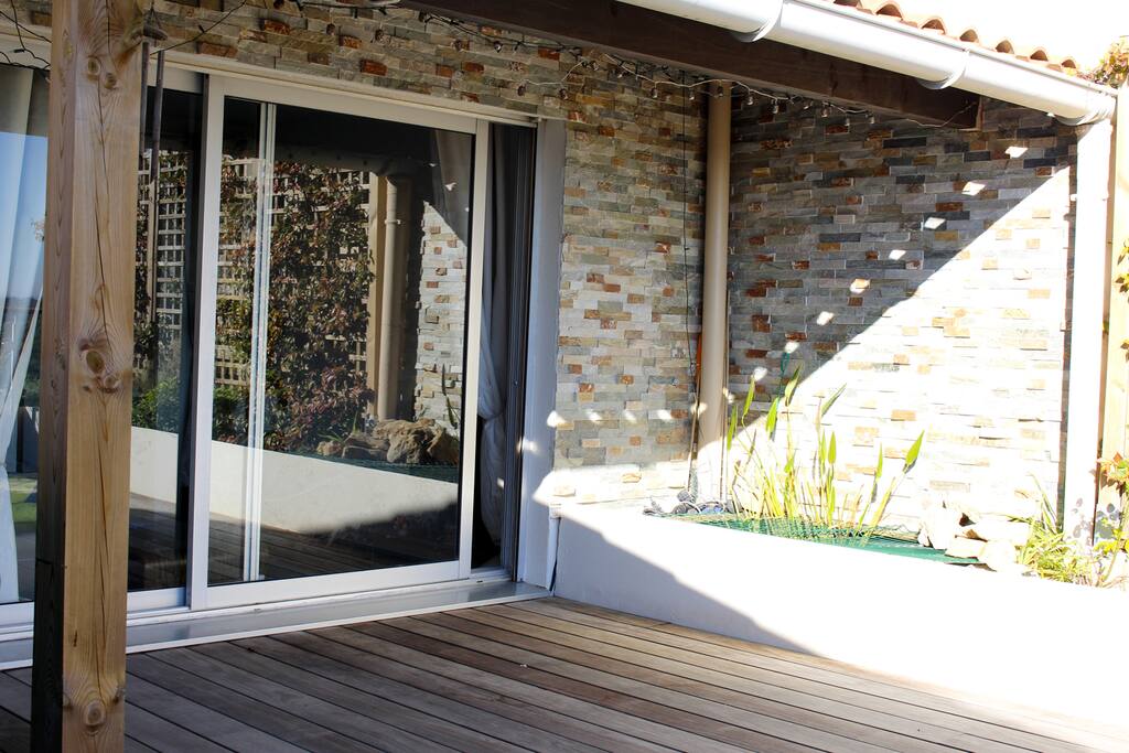 Ambiance zen avec bassin (grille de sécurité enfants).