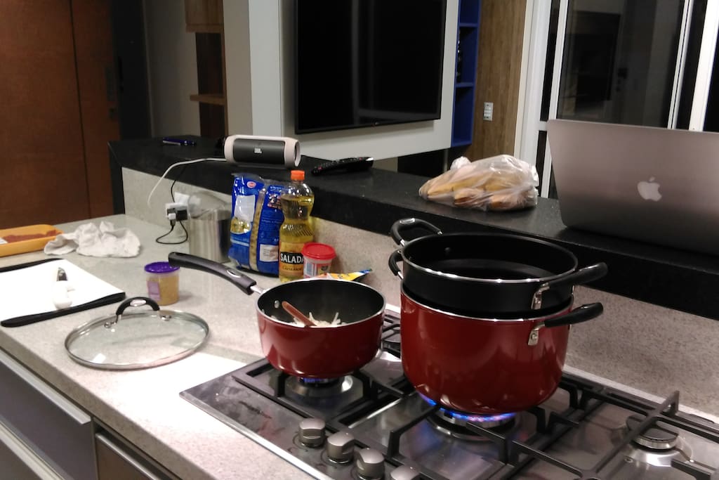 Cozinha americana com ilha e cooktop