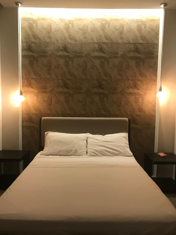 1 מיטת קווין סייז (2 מבוגרים)
חדר קומת הקרקע מיועד לקשישים.