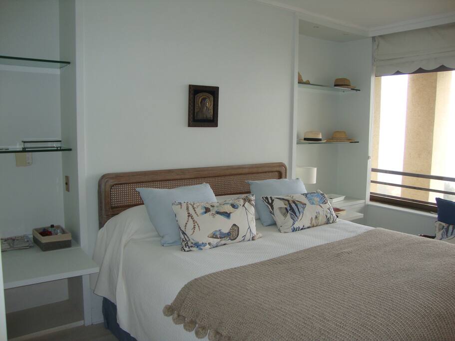 Linda vista al mar desde dormitorio principal y baño con ventana.