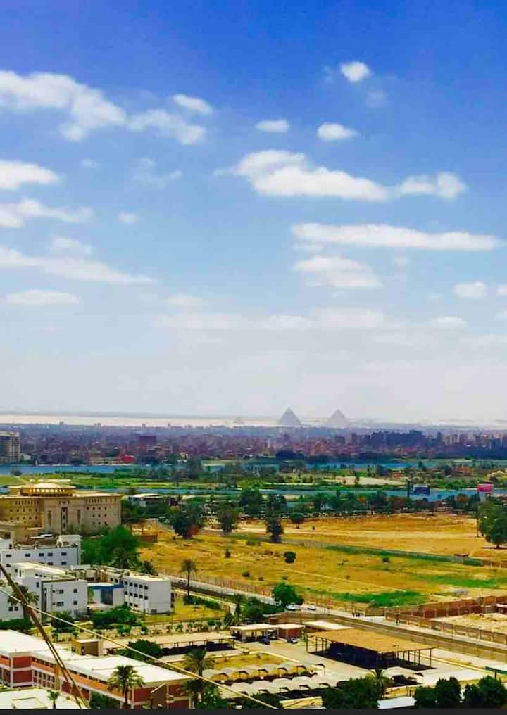 Kwa kweli angalia kutoka kwenye roshani yako kwenye ghorofa ya 20. Unaweza kuona piramidi, Nile na Citadel. 