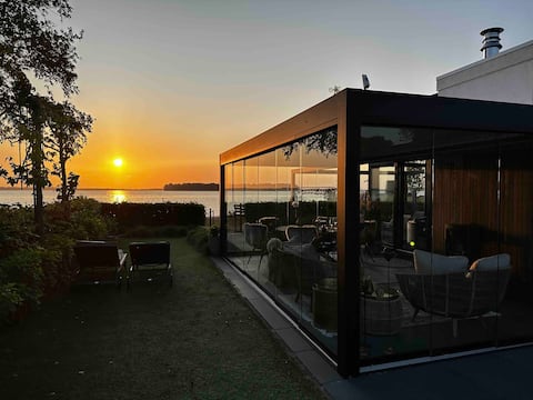Fantastic unique Waterfront Chalet Bad Hoophuizen