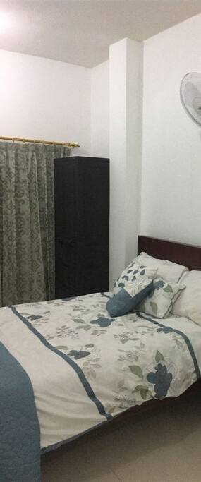 Cuartos con cama, baño privado, clóset y Tv