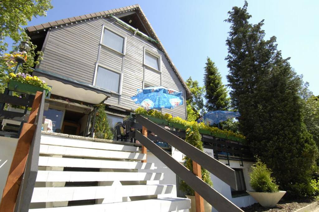 Weg zur Terrasse und zum Café