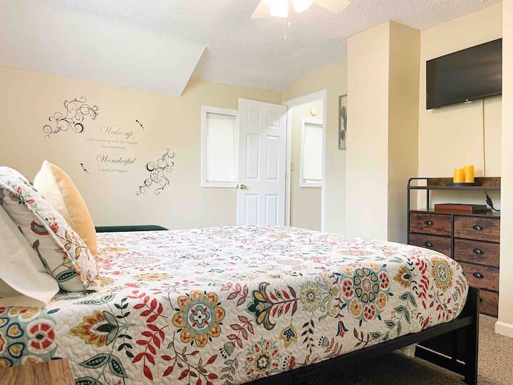 主卧配有第二台智能电视。