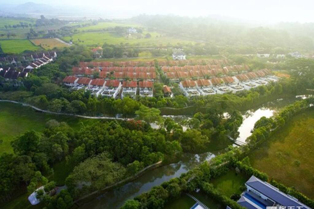 丽舍庄园从开发至今已经长达20年的时间,各项设施日趋完善,这里依河傍绿,自然景观优美宜人,是生活起居与大自然相依相融的世外桃源。