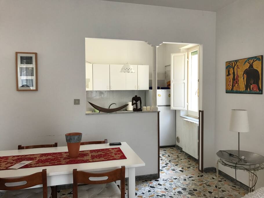 Salone con vista cucina