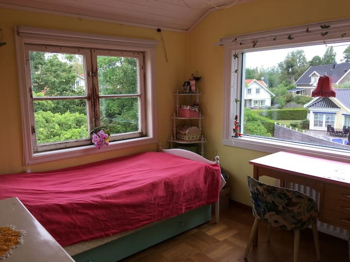 חדר שינה (2) עם מיטה אחת. 