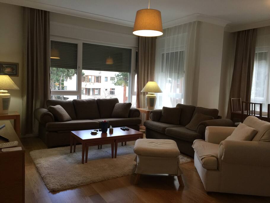 Large Living Room, Dinning Area... Comfortable Couches, Tv, Coffee Table, Wifi... Brand-New House and Furniture