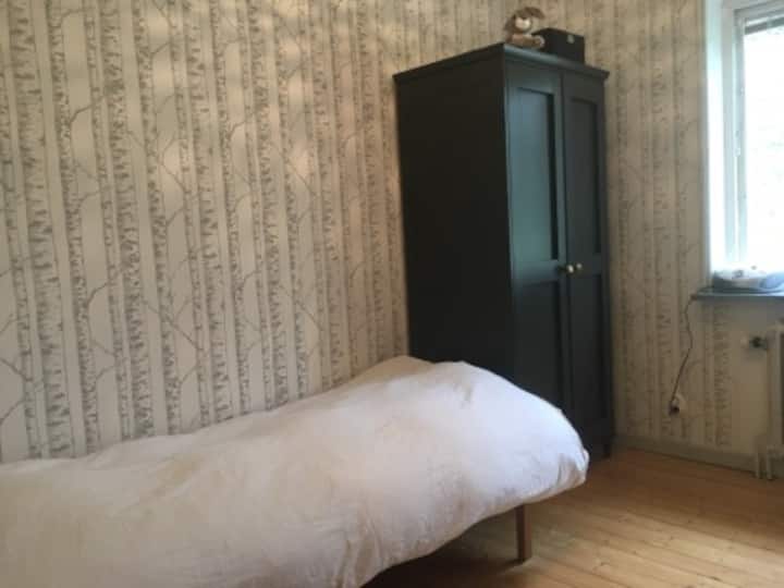 Spálňa 4, jednolôžková posteľ a izba pre detskú postieľku.