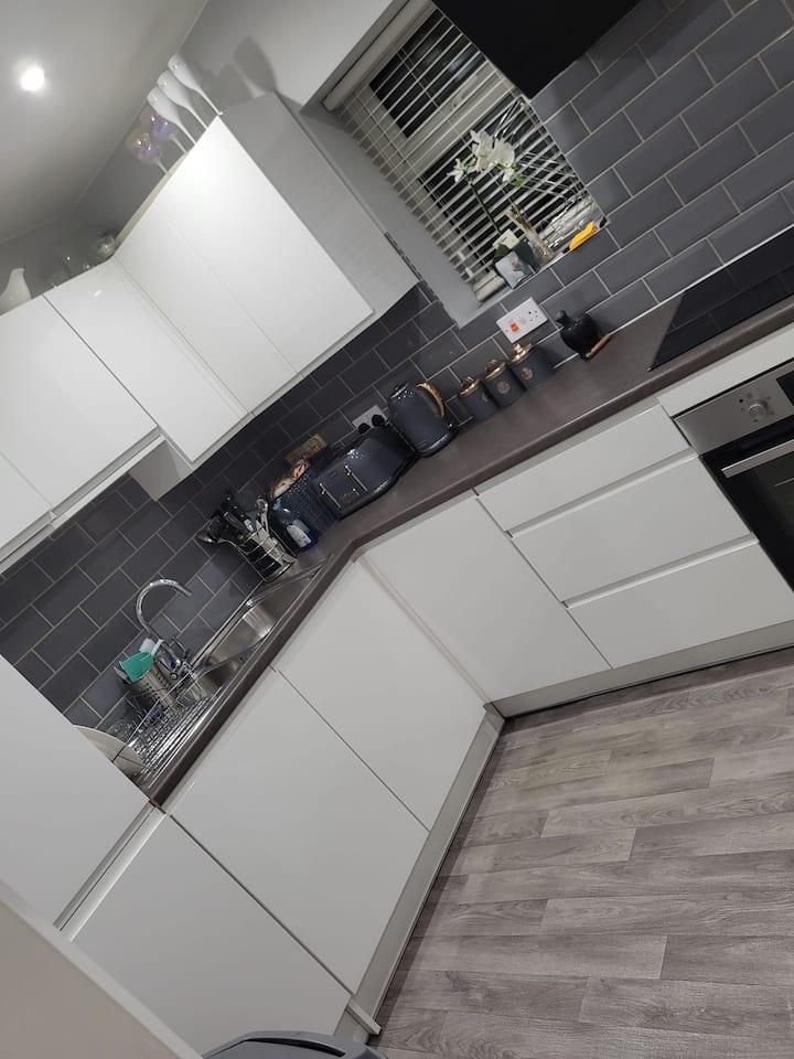 Gorgeous 1 - Bedroom With Hot Tub & Back Garden - Deal