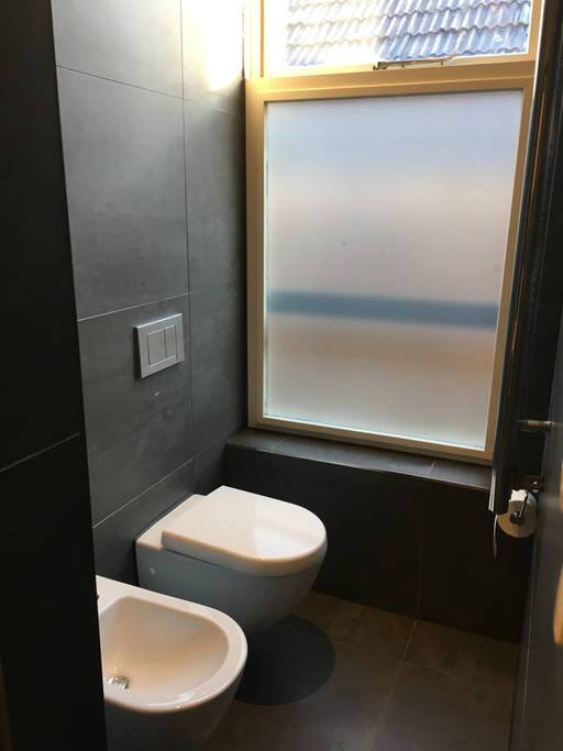 Modern toilet in de badkamer.