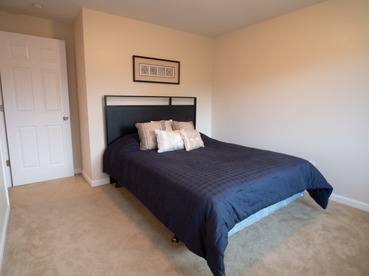 2号卧室，配备标准双人床