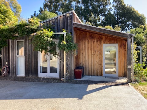 Top performing Airbnb: Modern, self-contained unit in a restful setting. in Banks Peninsula
