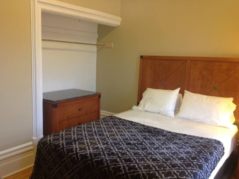 second bedroom
Queen bed