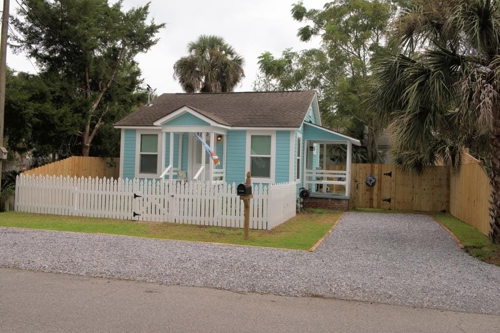 Pensacola Pelican Retreat Cottages for Rent in Pensacola, Florida