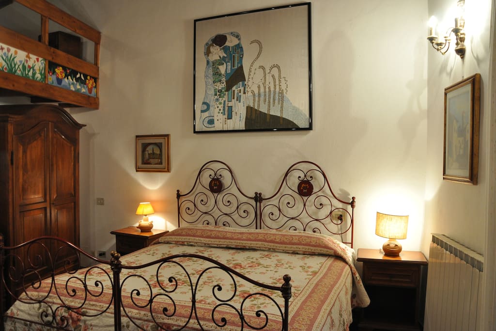 il letto doppio della camera con la mansarda