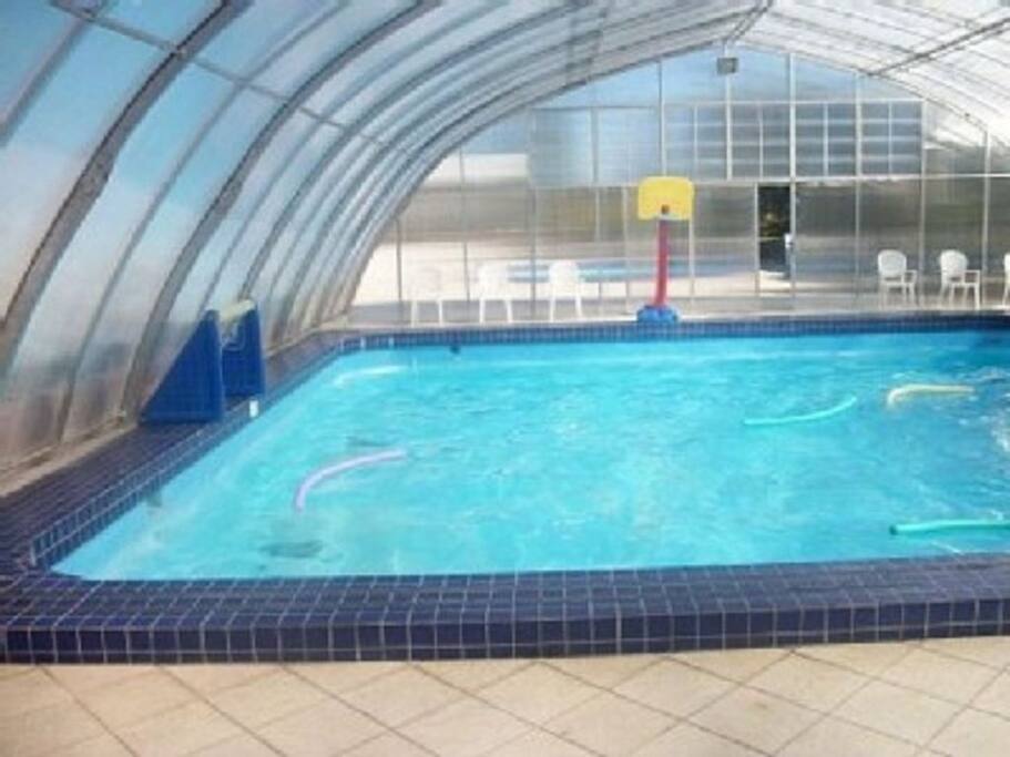 Piscina térmica e coberta