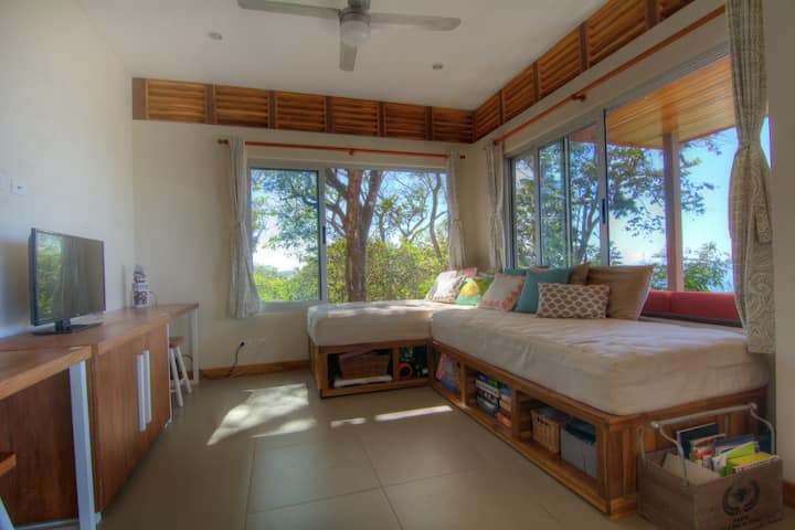 Gästezimmer - kann mit einem Doppelbett mit Blick auf das Meer - Erdgeschoss - genutzt werden. Derzeit als TV-Ecke für Kinder verwendet