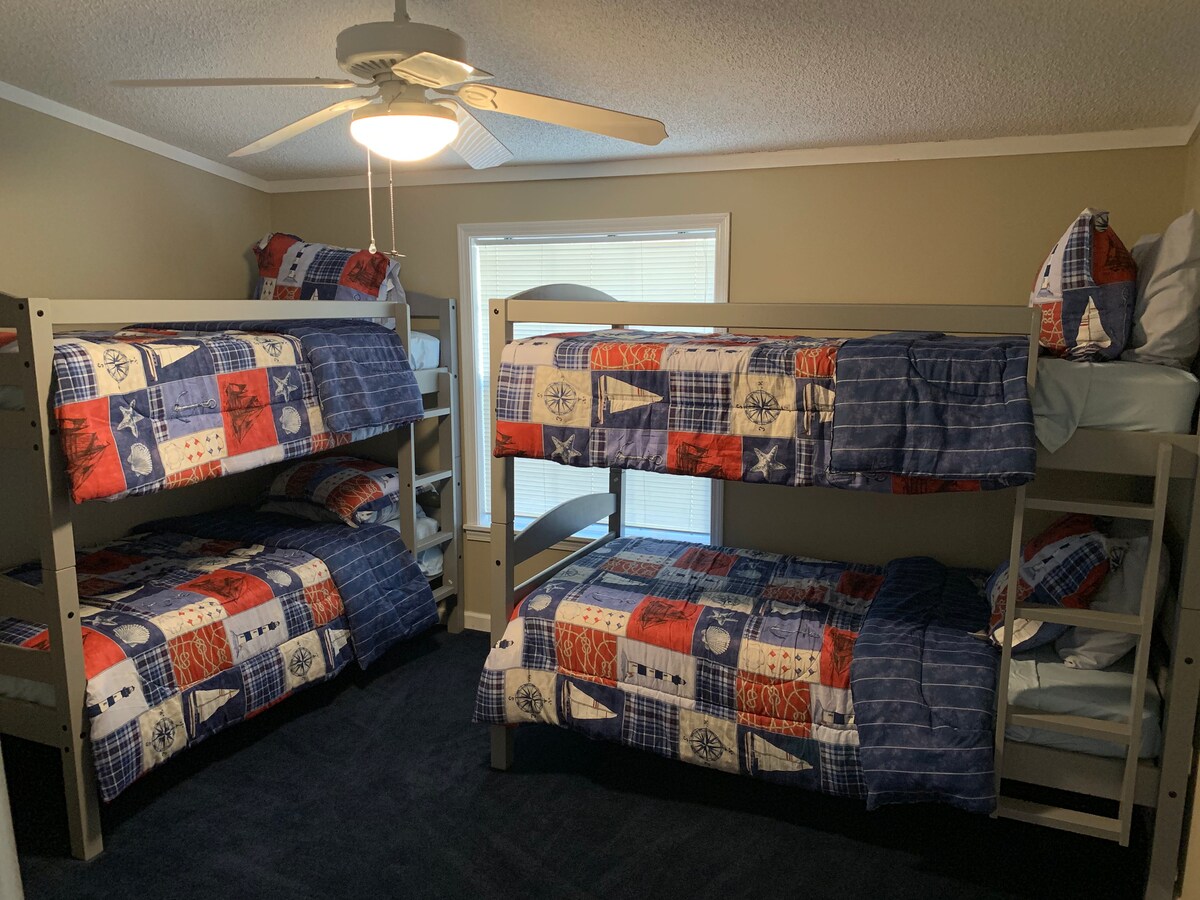 Dos literas individuales. Perfecto para los niños. 