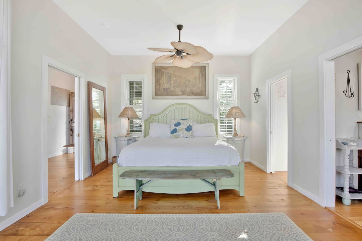 سرير كينج في غرفة النوم الرئيسية في الطابق الرئيسي مع حمام خاص كامل. تتمتع هذه الغرفة بإمكانية الوصول المباشر إلى الشرفة وتقع في الطابق الرئيسي بدون درجات وبدون درجات في الدش. 