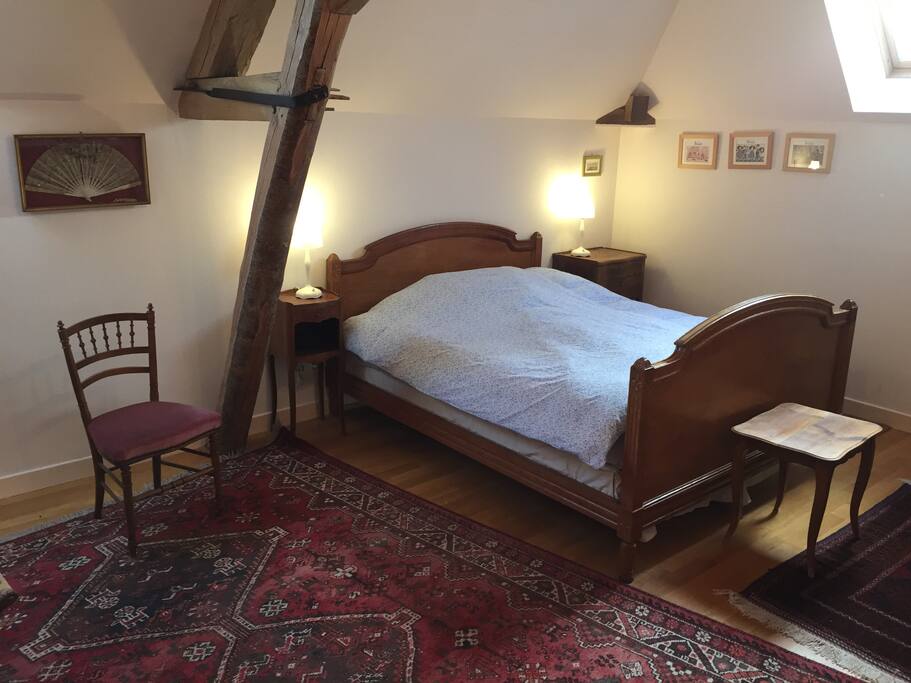 La chambre avec son lit double