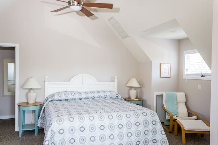 Chumba cha kulala cha ghorofani. Kitanda cha ukubwa wa King.