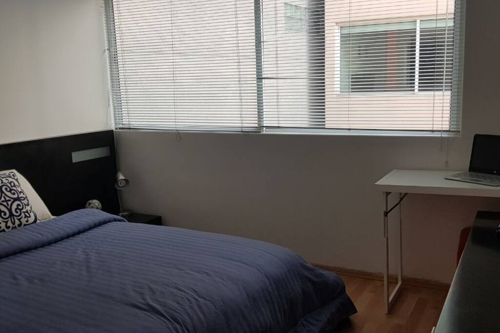 Main room with a desk. Ideal if your need to work for a couple of hours