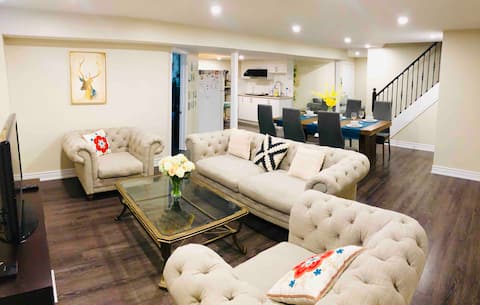 Popular Airbnb listing: Spacious 2BD 3-6 ppl homestyle BSMT mansion with window basement 130sqm in Berczy Village