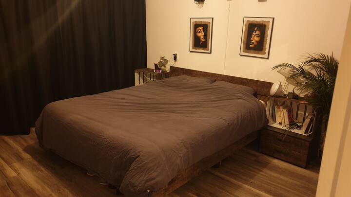 Slaapkamer met 180cm x 210cm bed en verduisterende gordijnen