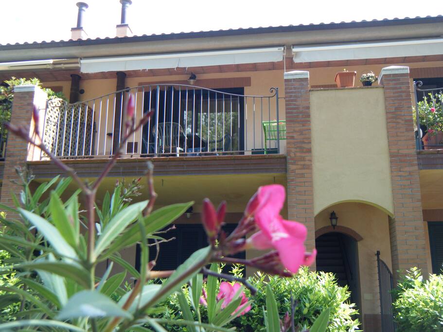 balcone e ingresso dal giardino