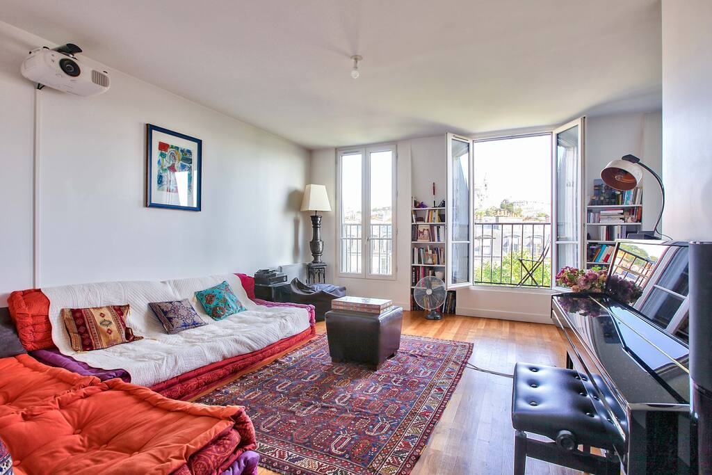 Living room with view on Sacré Coeur.