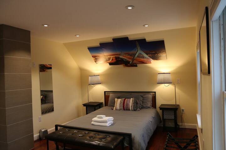 Spacious room-minutes to downtown & airport #2
