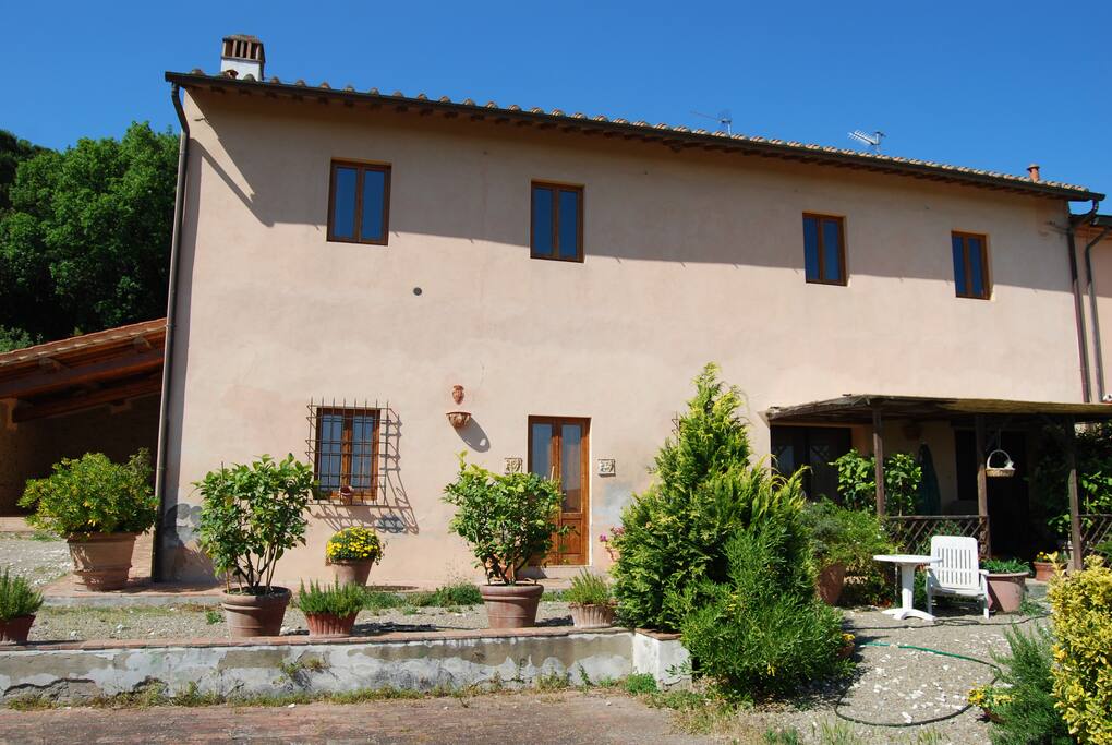 Vista anteriore della casa