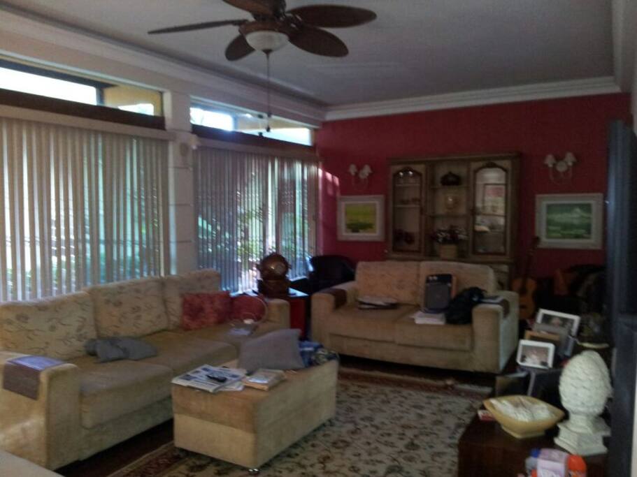 Sala de estar com tv a cabo 52' e wifi